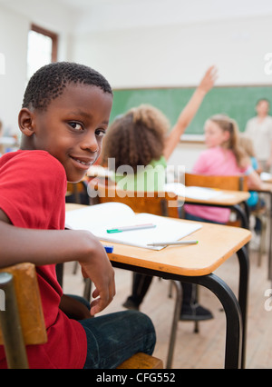 Smiling student est retourné dans la classe Banque D'Images