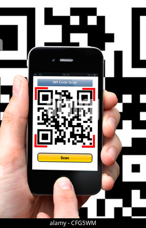 Un QR Code Reader, réponse rapide, l'appareil photo du téléphone mobile analyse l'information sur le QR-code signe. Banque D'Images