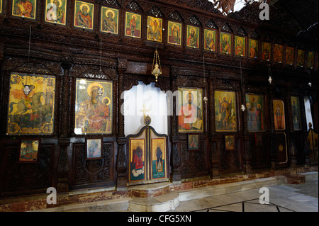 Monastère de St George. La Syrie. Vue de l'iconostase en bois sculpté orné d'or peint des scènes illustrant la vie du Christ Banque D'Images