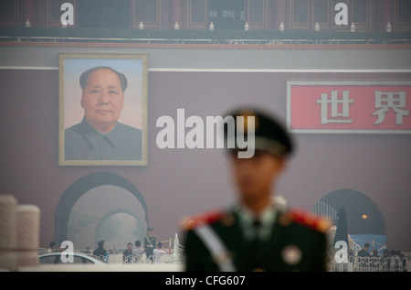 Soldat chinois sur la place Tiananmen à Beijing, avec photo du président Mao en arrière-plan Banque D'Images