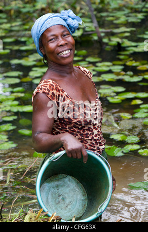 La pêche traditionnelle près de Dukoue,Côte d'Ivoire, Côte d'Ivoire, Afrique de l'Ouest Banque D'Images