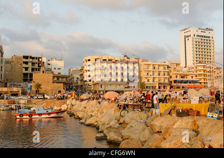 Tartous. La Syrie. La fin de l'après-midi soleil donne lueur chaude au port de bateaux de pêche et d'animation de marché du front de mer Banque D'Images