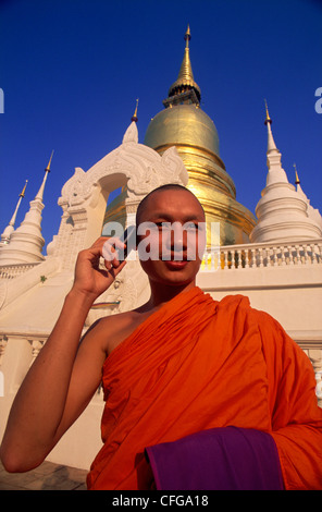 La Thaïlande, Chiang Mai, moine Talking on Mobile Phone Banque D'Images