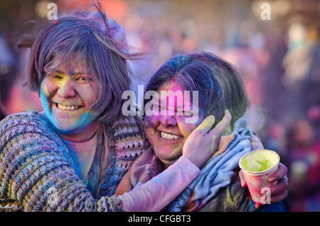 Les participants à "Holi" (le Festival de couleur), Bhaktivedanta Manor, Aldenham, Watford, Royaume-Uni, 11 mars 2012 Banque D'Images