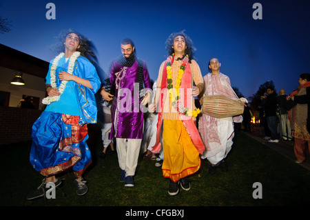 Chanteurs Hare Krishna effectuer à 'Holi' (le Festival de couleur), Bhaktivedanta Manor, Aldenham, Watford, Royaume-Uni, 11 mars 2012 Banque D'Images