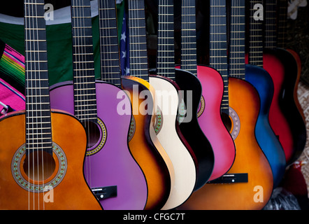 Une rangée de diverses guitares mexicaines multicolores Banque D'Images