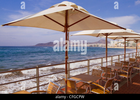 Des tables et des parasols sur la plage, promenade dans la région de Gran Canaria Banque D'Images