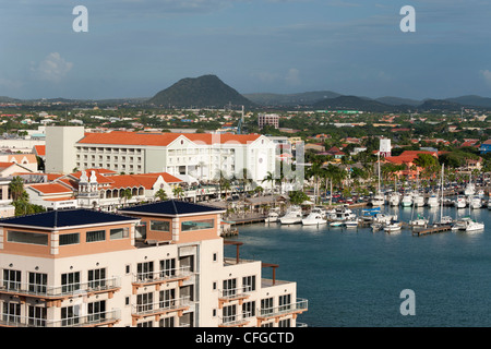 La Renaissance Marina et vue sur Oranjestad, Aruba, les Caraïbes Banque D'Images