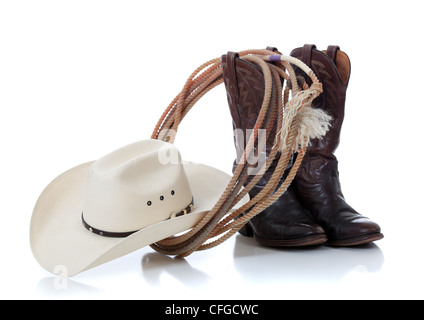Un chapeau de cowboy blanc, marron bottes en cuir et sur un fond blanc lariat Banque D'Images