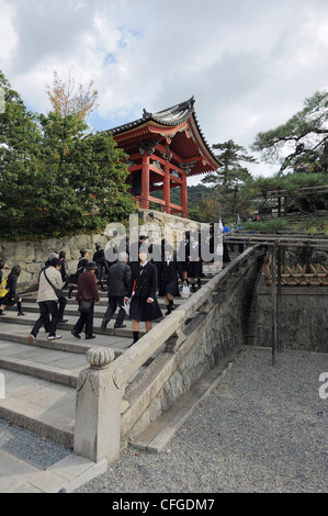 Les touristes et les écolières sur terre le temple Kiyomizu-dera, Kyoto, Japon Banque D'Images