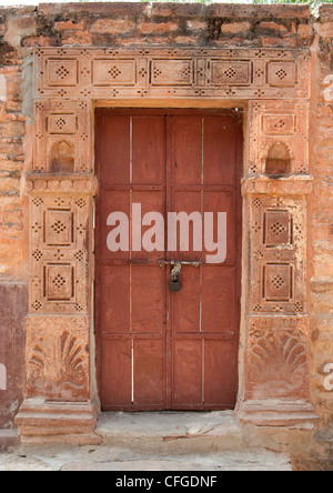 Porte d'un bâtiment à Jodhpur, Rajasthan, Inde. La porte est peinte en rouge cadenassées. Banque D'Images