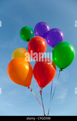 Groupe de divers ballons de couleur avec un fond de ciel Banque D'Images