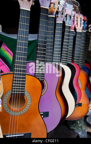 Une rangée de diverses guitares mexicaines multicolores Banque D'Images