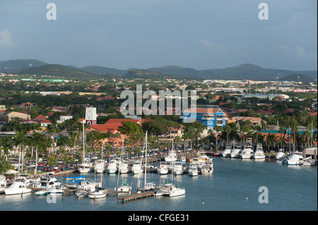 La Renaissance Marina et vue sur Oranjestad, Aruba, les Caraïbes Banque D'Images