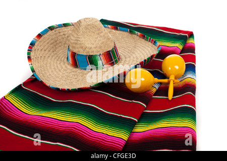 Sarape mexicain, sombrero et maracas jaune sur fond blanc Banque D'Images