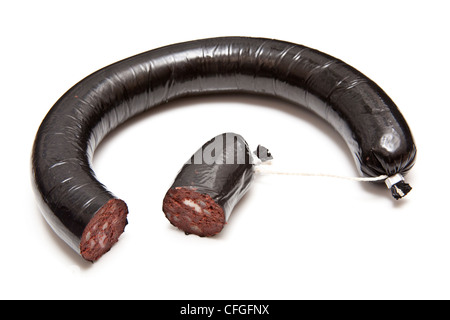 Boudin noir ou boudin blanc isolé sur un fond de studio. Banque D'Images