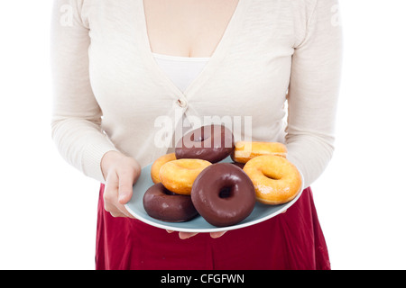 Détail de femme tenant la plaque avec des beignets, isolé sur fond blanc. Banque D'Images