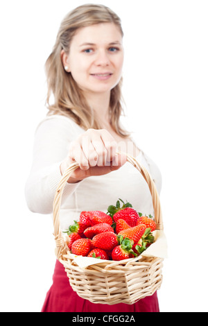 Belle jeune femme heureuse holding basket avec fraises fraîches, isolé sur fond blanc. Banque D'Images