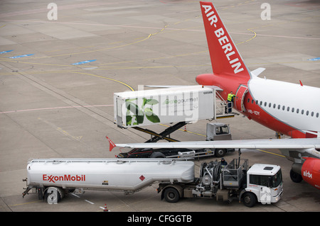 Avion de ligne être ravitaillé et chargé avec la restauration, l'aéroport international de Düsseldorf Allemagne Banque D'Images