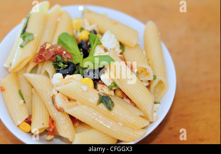 Une salade de pâtes aux olives et tomates sèches. Banque D'Images