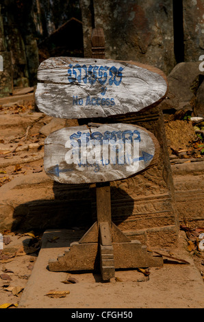 Panneau en bois en khmer et anglais, Prasat Krahom (Temple rouge), Koh Ker, province de Preah Vihear, Cambodge. © Kraig Lieb Banque D'Images