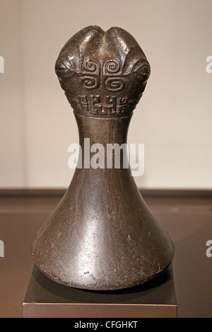 Livre de nourriture (ke'a tuki popoi) sculpté à la main dans la pierre de basalte volcanique, originaire des îles Marquises (culture Marquisienne), Polynésie française, Banque D'Images