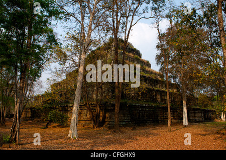 Pyramide à sept niveaux appelée Prang, Prasat Thom (Prasat Kompeng), Koh Ker, province de Preah Vihear, Cambodge. © Kraig Lieb Banque D'Images