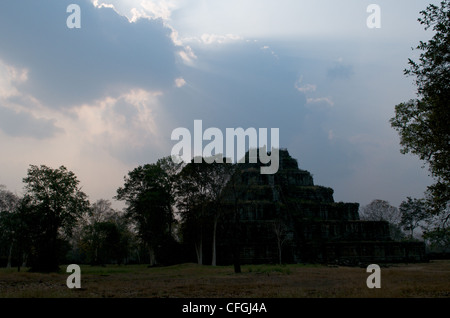 Prasat Thom (Prasat Kompeng) au coucher du soleil, Koh Ker, province de Preah Vihear, Cambodge. © Kraig Lieb Banque D'Images