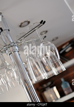 La pendaison des verres à vin en cuisine. Banque D'Images