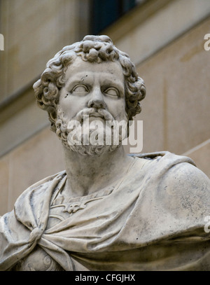 Général carthaginois Hannibal Barca, 1687 et 1704 par Sébastien Slodtz, exposé à l'intérieur de la Cour Puget Louvre, à toit de verre, Musée du Louvre à Paris, France Banque D'Images