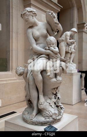 Le groupe de sculptures en pierre Bacchante avec un Tambourin et deux enfants sculptés par Augustin Pajou en 1774 à l’intérieur de la Cour Puget au musée du Louvre, Banque D'Images