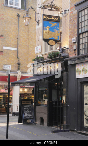 Canard et chien Pub Soho Londres Banque D'Images