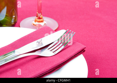 Rouge et blanc élégant place setting Banque D'Images
