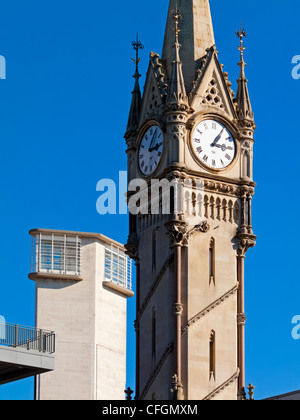Le Haymarket Memorial Clock Tower dans le centre-ville de Leicester England UK construit en 1868 à la jonction de plusieurs rues principales Banque D'Images