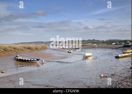 Bateaux au repos ' Morston Quay' sur le 'North Norfolk Coast' UK Banque D'Images