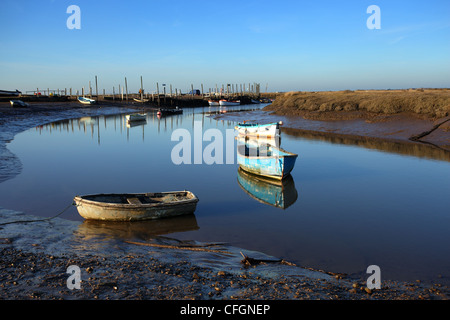 Bateaux au repos ' Morston Quay' sur le 'North Norfolk Coast' UK Banque D'Images