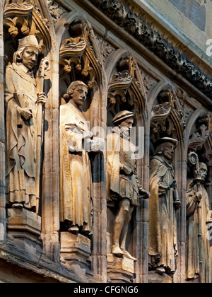 Statues de pierre ornant les murs extérieurs de cathédrale de Leicester une cathédrale anglicane de Leicester City England UK Banque D'Images