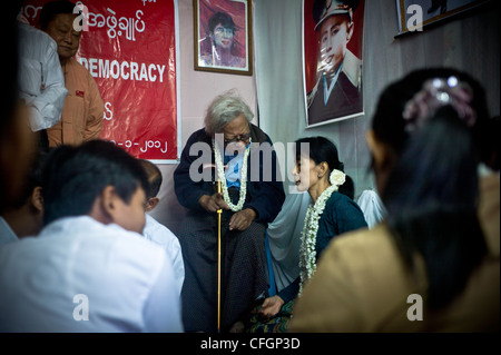 Aung San Suu Kyi rencontre des hauts représentants de la Ligue nationale pour la démocratie Banque D'Images