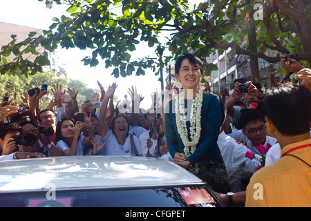 Aung San Suu Kyi, leader de la Ligue nationale pour la démocratie (LND) répond à une foule de sympathisants à Yangon Myanmar au cours de la campagne électorale de 2012 où elle est debout pour devenir membre du Parlement au nouveau gouvernement civil du Myanmar Banque D'Images