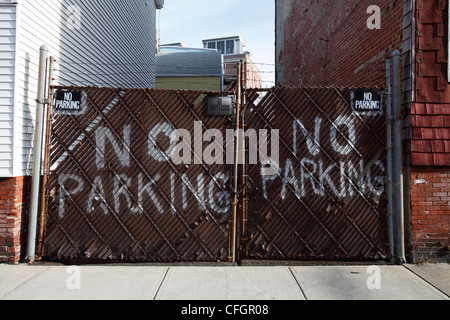 Aucun stationnement peint grossièrement peint sur une porte, Boston, Massachusetts Banque D'Images