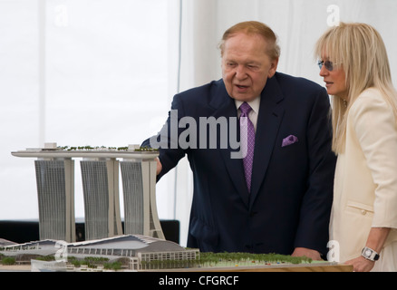 Sheldon Adelson, président et chef de la direction de Las Vegas Sands Corp., à gauche, et sa femme Miriam Adelson, à la recherche de modèle à Marina Bay Sands Resort intégré à Singapour Banque D'Images