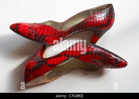 Paire de dames rouge et noir chaussures talon haut isolé sur fond blanc Banque D'Images