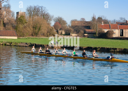 Les rameurs avec Cox sur la rivière Cam au village de Fen Ditton, près de Cambridge, Angleterre. Banque D'Images