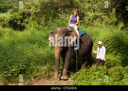 Elk208-4235 Thaïlande, PAI, woman on tour d'éléphant Banque D'Images