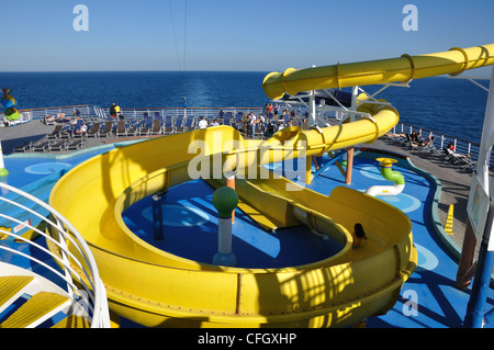 Faites glisser l'eau on cruise ship Banque D'Images