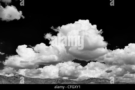 L'Altocumulus undulatus et cumulus. Cloud sky vue panoramique. L'Inde. Monochrome Banque D'Images