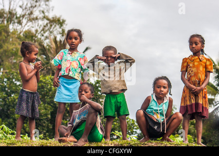 Betsimisaraka enfants le long du canal des Pangalanes, à l'est de Madagasar Banque D'Images