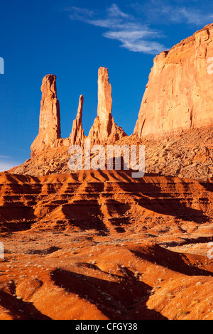 Lever de soleil sur les trois Sœurs, Monument Valley, Arizona USA Banque D'Images