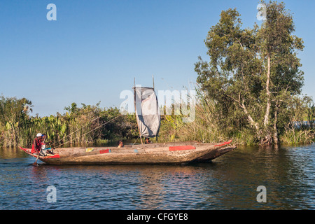 La voile canoë sur le canal des Pangalanes, est de Madagascar Banque D'Images