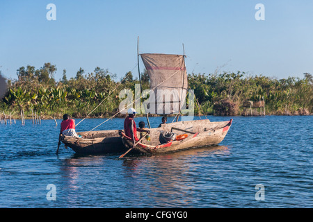 La voile canoë sur le canal des Pangalanes, est de Madagascar Banque D'Images